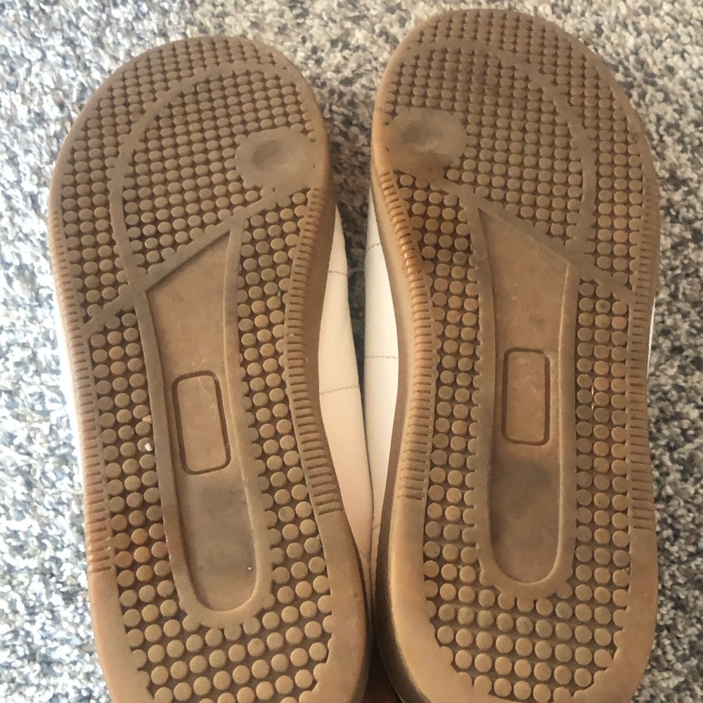 Shoe Dazzle White Leather Sneakers w/ Brown Gum Sole - Gray Toe - Black Heel Tab - Picture 4 of 8